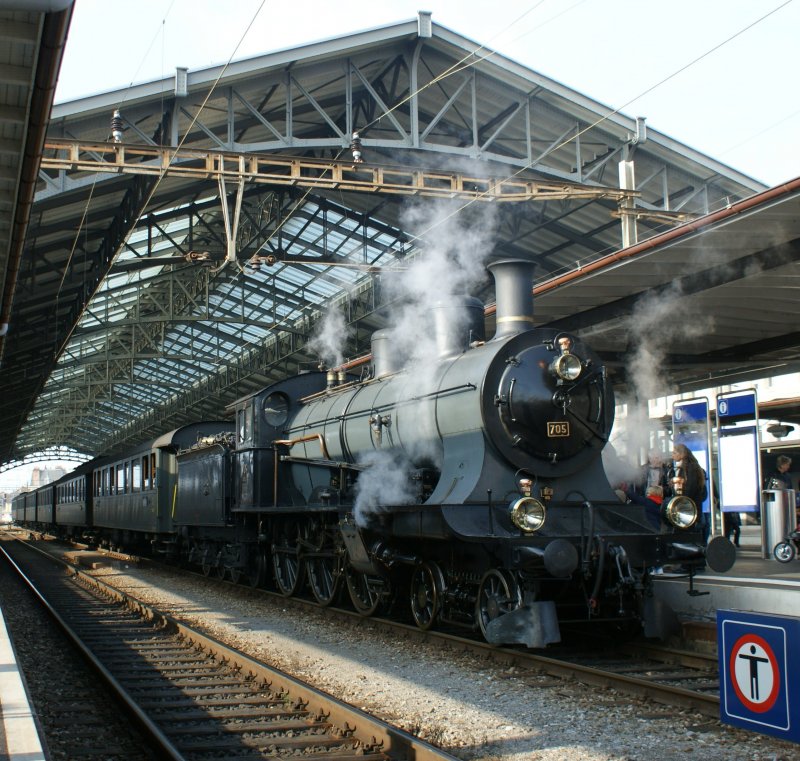 The A 3/5 N 705 is coming back to Lausanne in the after noon. 
16.11.2008