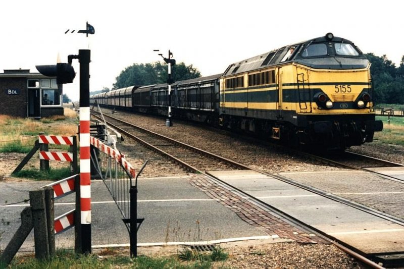 The beautiful old Belgian diesel locomotive 5155 with freight train 49563 Budel-Antwerpen at the freight track between Budel (The Netherlands) and Neerpelt (Belgium) near by Budel Schoot (The Netherlands) on 04-08-1988. At this day the old Dutch signal system was still in function. Photo and scan: Date Jan de Vries.