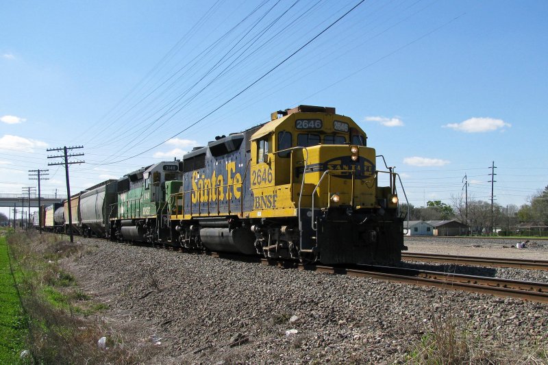 The BNSF engines 2646 (GP35) and 3184 (GP50) with a short freight train in Rosenberg. 05.04.2008.