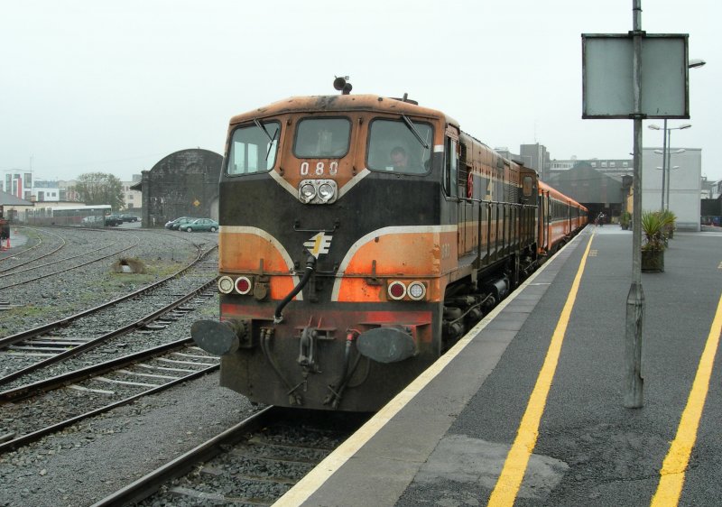 The diesel engine 080 waits with an Intercity train in Galway to the departure to Dublin.
