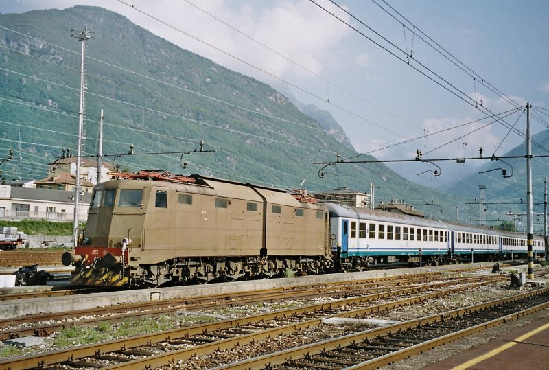The FS E 636 002 wait with his local train to Novara in Domodossola at the evening time.
16.05.2002
