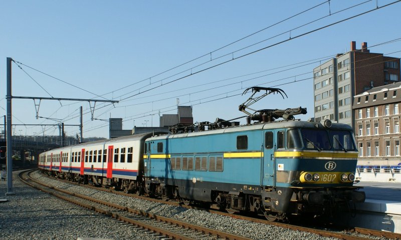 The SNCB 1602 is arriving with a  Rush hour - Train service in Lige.
30.03.2009 