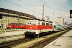 111 DB E 111 176-4 in the S-Bahn colour in Munich Main Station.
04.05.2001. 
(scanned analog photo)