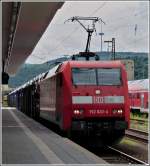 152 152 020-4 is hauling a goods train through the main station of Koblenz on June 23rd, 2011.