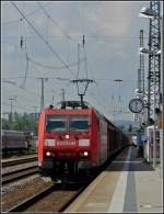 185 185 198-9 is hauling a goods train through the main station of Regensburg on September 11th, 2010.
