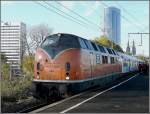 221 221 135-7 with heritage wagons from Luxembourg at K�ln Messe/Deutz on November 8th, 2008