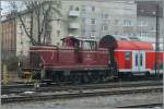 363 The 'old red' DB 364 533-0 in Ulm. 
09.12.2008