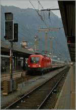 The BB 1016 016-7 is arriving with the IC 118 from Salzburg to Mnster in the Main station of Innsbruck.