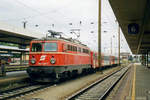 ÖBB 1042 029 stands in Wels Hbf on 23 May 2002.