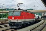 On 26 May 2007 ÖBB 1144 232 stands in Kufstein, still sporting the old 'S' emblem, although in the newest colours.