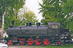 On 29 May 2004, ex-BBÖ 93.1379 is seen plinthed at the station of Schwarzach-St.veit. The engine is still plinthed nowadays, but a paint job took out het green striping at the water tank.