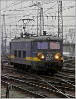 HLE 2553 is running alone through the station Bruxelles Midi on March 9th, 2008.