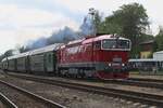 On 10 May 2024, at 15;00 exactly, T478 3300 hauls a special train out of Luzna u Rakovnika toward Prague, bringing back ghost of the Communist Era wsith the call on the shield to celebrate 1 May (Labour Day) and 9 May (Victory over the Nazis and Fascist Day).