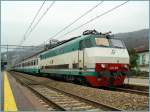E 444 FS 444 026 with an EC in direction of Switzerland by the stop in Stresa. 
06.02.2007