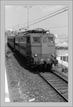 E 636 On the Beach is running the FS 636 387 by San Remo in the Summer 1985 on the way to Ventimiglia.
(Scanned negative)