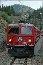 ge-4-4-i Our train crossing the Ge 4/4 I 609 with the Bernina Express Davos
- Tirano in Wiesen. 
19.09.2009