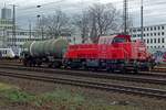 They don't come much shorter than this: DB 261 085 hauls one tank wagon through Köln West on 20 February 2020.