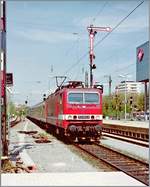 The DB 143 953-8 wiht a RE is arriving at Freiburg im Breisgau.