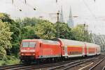 On 13 April 2000 DB 145 035 is about to call at Köln-Deutz. To prepare for the deployment of the new DB Regio Class 146, DB cargo lent some 145s to DB Regio.