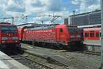Advertsiing TRAXX 146 209 stands in Stuttgart Hbf on 31 May 2019 and boasts of team spirit.