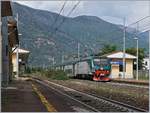 The 464 23 with a local train to Milano in Vogogna.