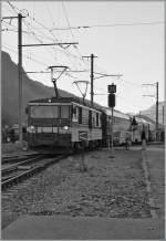 mob-montreux-berner-oberland-bahn In Black and White: GDe 4/4 with a Golden Pass Panoramic is arriving at Saanen. 
05.11.2010
