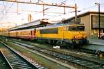 On the evening of 4 November 2001 NS 1762 calls at Venlo. The red coaches were build as SNCF UCI coaches, then sold to NMBS after the Belgians experienced a shortage of coaches and from 2003-2009 rented out to NS Reizigers. 