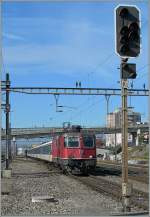 re-420-re-4-4-ii Re 4/4 11216 with RE to Lausanne is arriving at Renens.
27.10.2010 
