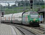 Re 460 Re 460 087-0 with bilevel cars is arriving at Spiez on July 29th, 2008.