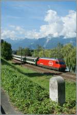 Re 460 '29 km to Lausanne, 25 km to St-Maurice' said the Stone on the Street. In the background Re 460 044-9 with IR to Gen�ve A�roport.
04.08.2010