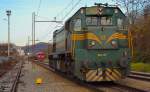 Diesel loc 664-107 is running through Maribor-Tabor on the way to Studenci station. /26.11.2012