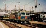 sob-bodensee-toggenburg-bahn-bt In the summer 1996 leaves the SOB Re 4/4 IV in special colours 'M�rklin Metallbaukasten' Romanshorn with his 'Voralpenexpress' to Luzern. 
(scanned analog photo)

