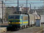 Serie 12 1209 is hauling a goods train through the station Gent Sint Pieters on February 14th, 2009.