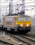 Serie 16 1608 in its special golden/yellow M�rklin design arrives at the station Bruxelles Midi on March 7th, 2008.