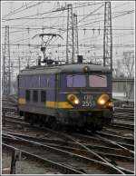 Serie 25 HLE 2553 is running alone through the station Bruxelles Midi on March 9th, 2008.