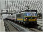 Serie 27 HLE 2712 with M 4 wagons is leaving with the red lights on the station Li�ge Guillemins on September 12th, 2008