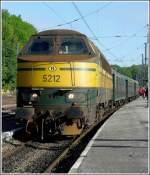 Serie 52-54 The HLD 5212 with heritage is waiting for passengers in Ciney on May 16th, 2009.