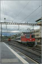  Re 4/4 II - Festival in Lausanne : The R 4/4 II 11121 is arriving with a RE at Lausanne.
12.06.12