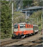 The SBB Re 4/4 II 11109 with an IR to Locarno near Flüelen.
15.04.2009