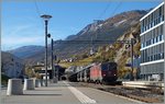 A SBB Re 4/4 II with a Cargo train in Leuk.
26.10.2015