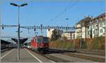 A SBB Re 4/4 II with an RE Geneve - Lausanne by his stop in Renens VD.
09.11.2011