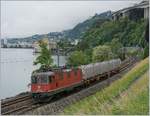 The SBB Re 420 328-7 wiht a short Cargo train by the Castle of Chillon.