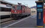 The picture from Vevey shows the SBB Re 4/4 11248 (Re 420 248-7) on the left and the weather forecast on the right...