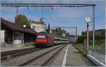 A SBB Re 460 on the end of a long IC 1 in Oron. 

22. Okt. 2020