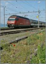 The SBB Re 460 074-8 with an IR in Cully.