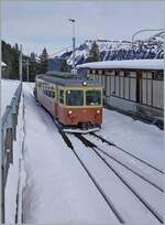 The BLM (Bergbahn Lauterbrunnen Mürren) Be 4/4 21 is arriving at the Mürren Station.