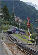 The Rochers de Naye Bhe 4/8 303 is arriving at Glion.