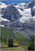 Two WAB Beh 4/8 are leaving the Wengeralp on the way to the Kleine Scheidegg.