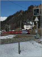 The RhB Ge 4/4 III with his Albula RE is leaving Bergn.