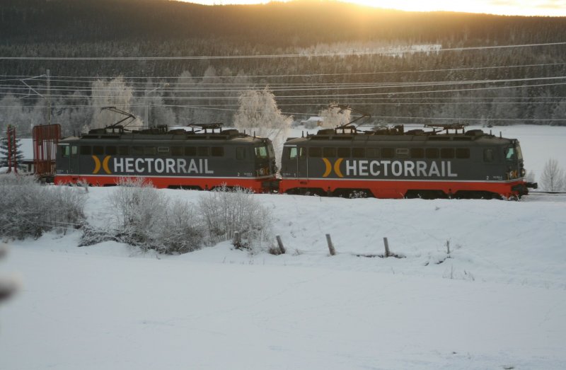 Two Hectorrail locomotives with 142 106-4  Stark  (BB 1042 563) and 142 105-8    (BB 1042 558) before an empty wood train on 2008/12/30 near Torpshammar.